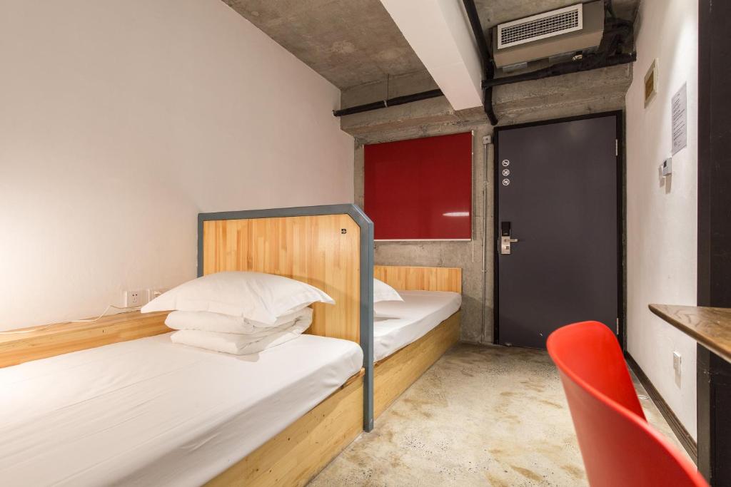 Двухместный (Двухместный номер с 2 отдельными кроватями и общей ванной комнатой) хостела UniLoft Hostel Dalian, Далянь