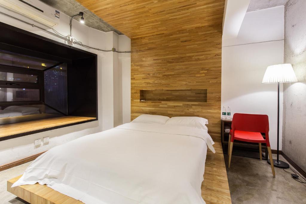 Двухместный (Номер с кроватью размера «queen-size» и общей ванной комнатой) хостела UniLoft Hostel Dalian, Далянь