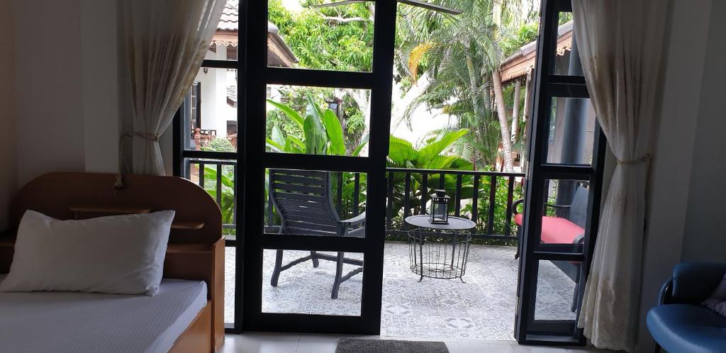 Двухместный (Двухместный номер Делюкс с 1 кроватью и балконом, вид на море) гостевого дома Seascape Resort Baan Krood, Прачуапкхирикхан