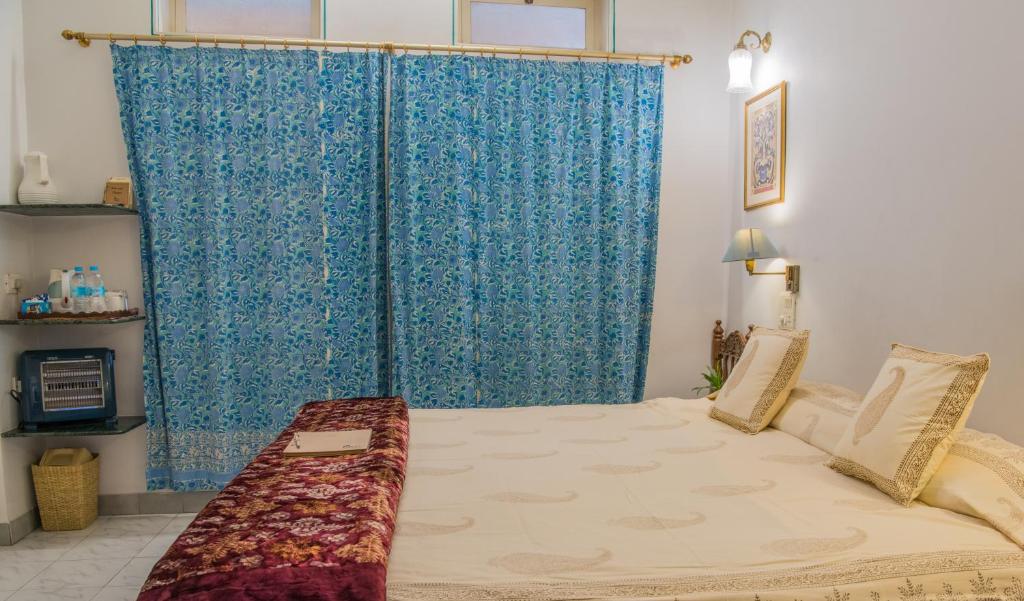 Двухместный (Выгодный номер) отеля Hotel Arya Niwas, Джайпур
