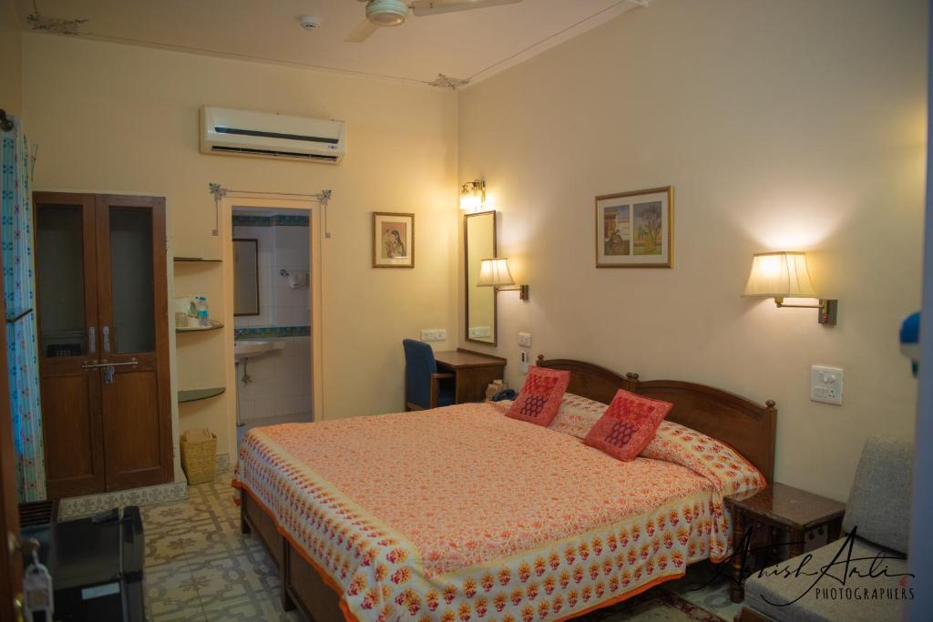 Двухместный (Улучшенный двухместный номер с 1 кроватью или 2 отдельными кроватями) отеля Hotel Arya Niwas, Джайпур