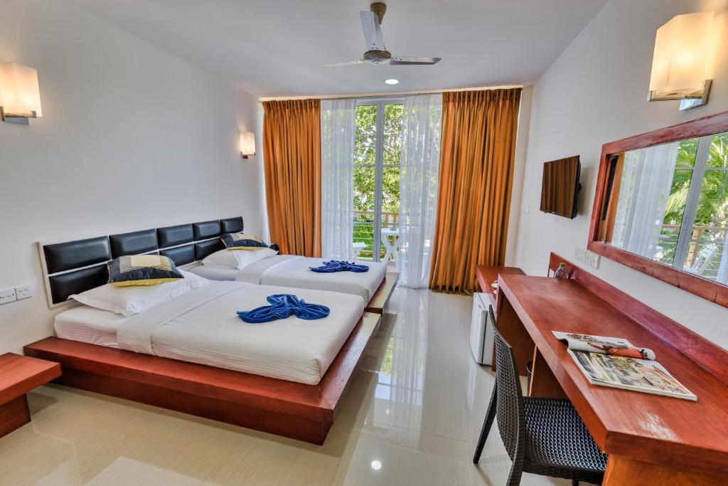 Двухместный (Двухместный номер с 2 отдельными кроватями, балконом и боковым видом на море) гостевого дома Athiri Beach Maldives, Дигера