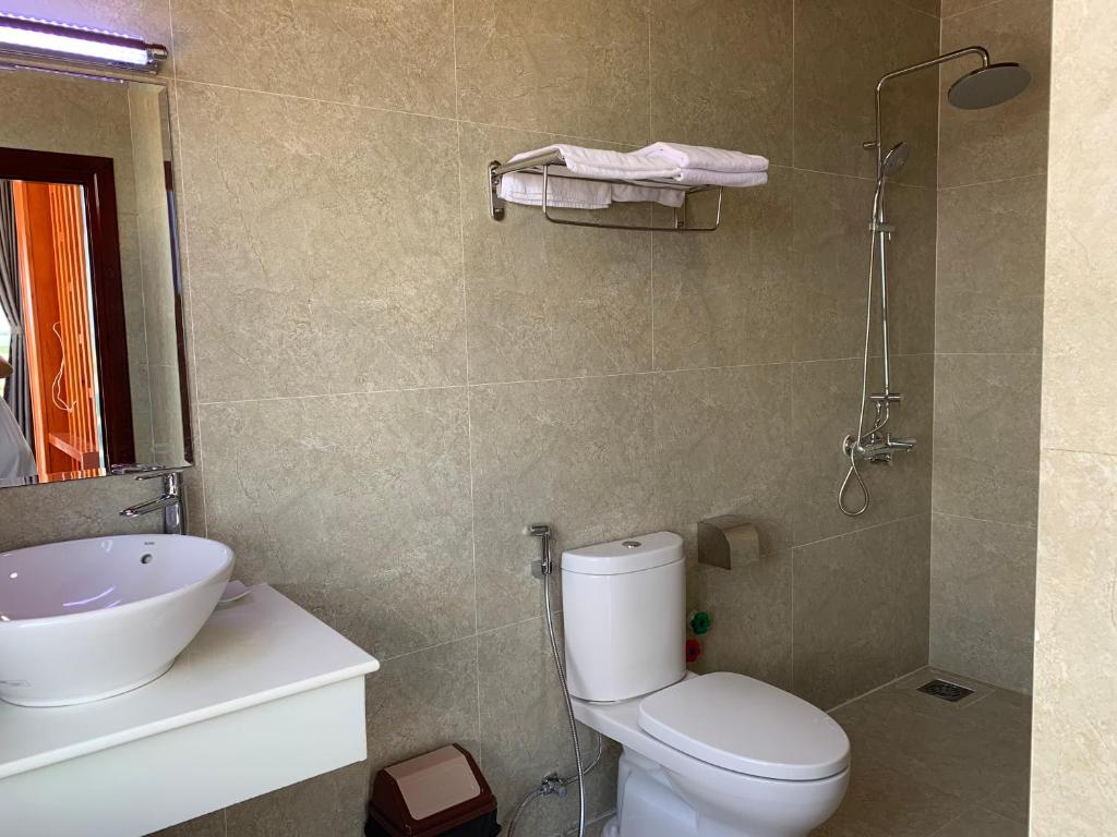 Двухместный (Двухместный номер Делюкс с 1 кроватью) отеля HOANG SA BAI DAI Hotel, Камрань