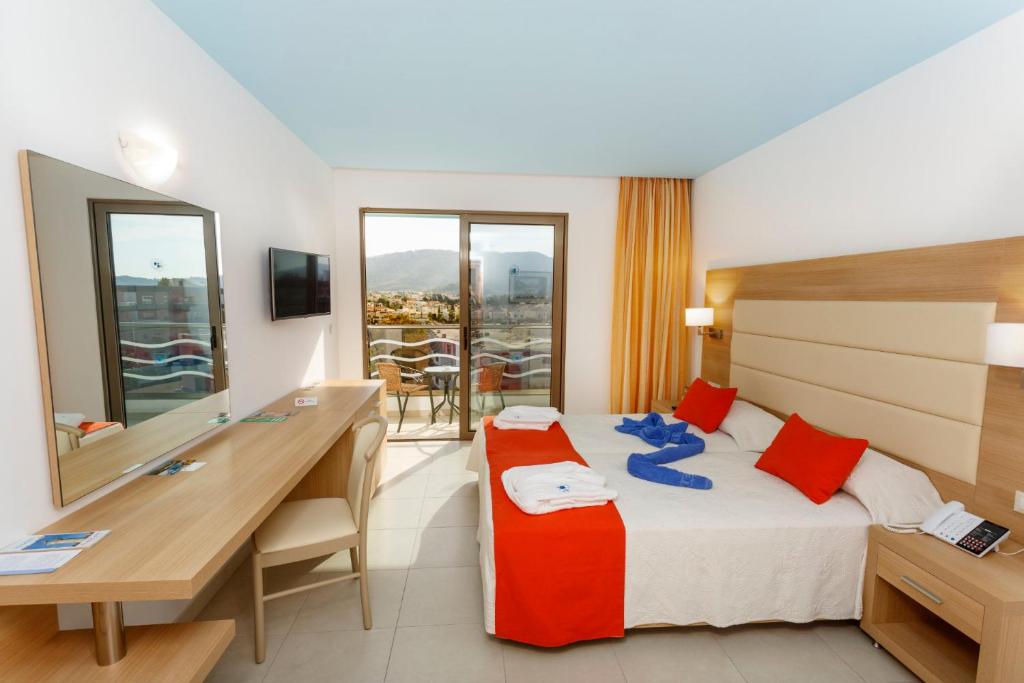 Двухместный (Улучшенный двухместный номер с 2 отдельными кроватями и видом на окрестности) курортного отеля Blue Horizon, Ялиссос