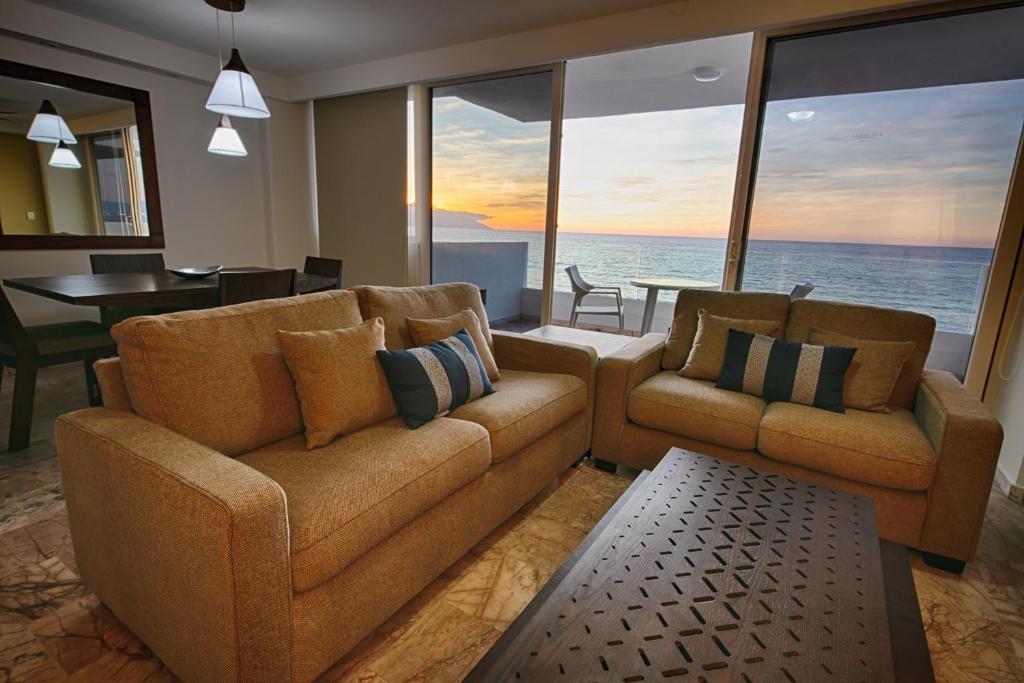 Сьюит (Master Suite-Terrace With Sea View) курортного отеля Costa Sur Resort & Spa, Пуэрто-Вальярта