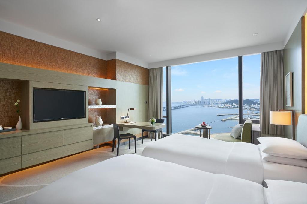 Двухместный (Клубный номер с 2 отдельными кроватями) отеля Grand Hyatt Dalian, Далянь
