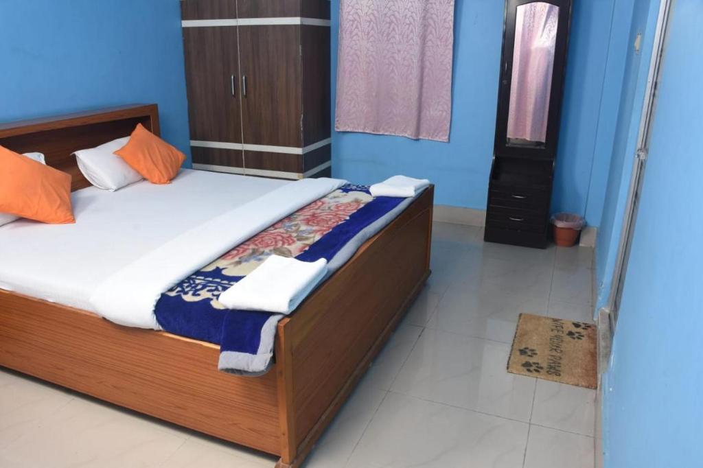 Двухместный (Двухместный номер Делюкс с 1 кроватью и видом на реку) гостевого дома Sri Yoga Mandir, Варанаси