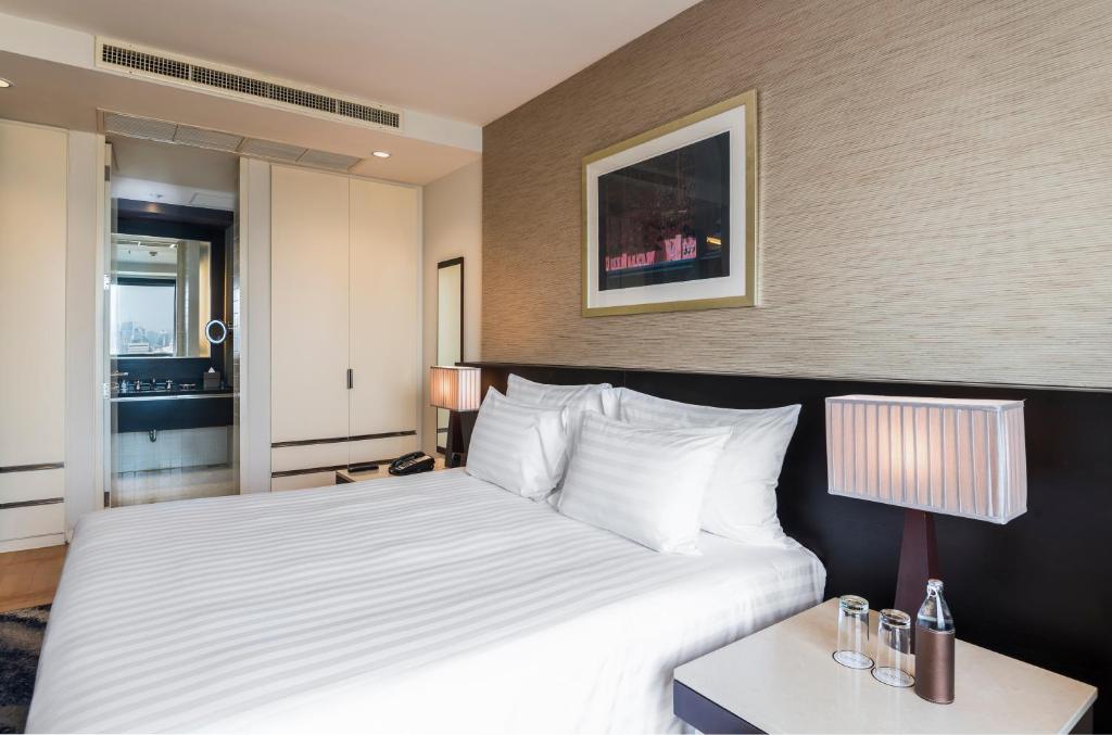 Сьюит (Представительский люкс с 2 спальнями) апарт-отеля Emporium Suites by Chatrium, Бангкок