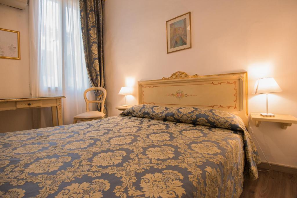 Двухместный (Двухместный номер с 1 кроватью или 2 отдельными кроватями и собственной ванной комнатой) отеля Albergo Casa Peron, Венеция