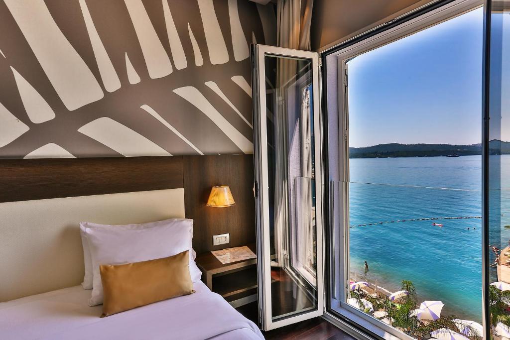 Двухместный (Улучшенный большой двухместный номер с 1 кроватью и видом на море) отеля Hotel Palma, Тиват