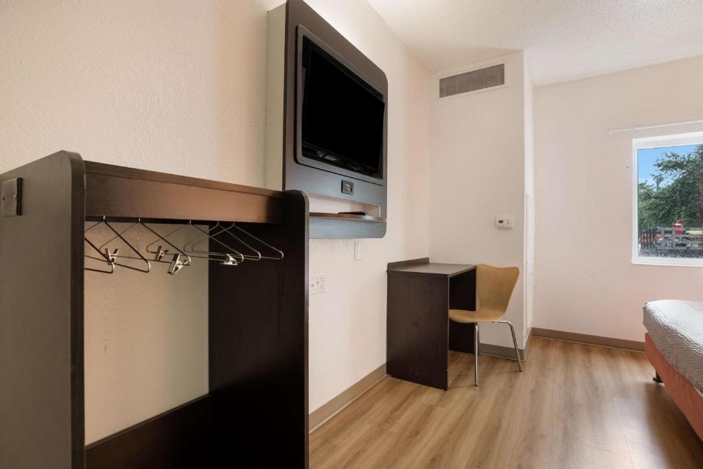 Двухместный (Двухместный номер с 1 кроватью - Подходит для гостей с ограниченными физическими возможностями - Безбарьерная душевая) отеля Motel 6-Orlando, FL - International Dr, Орландо