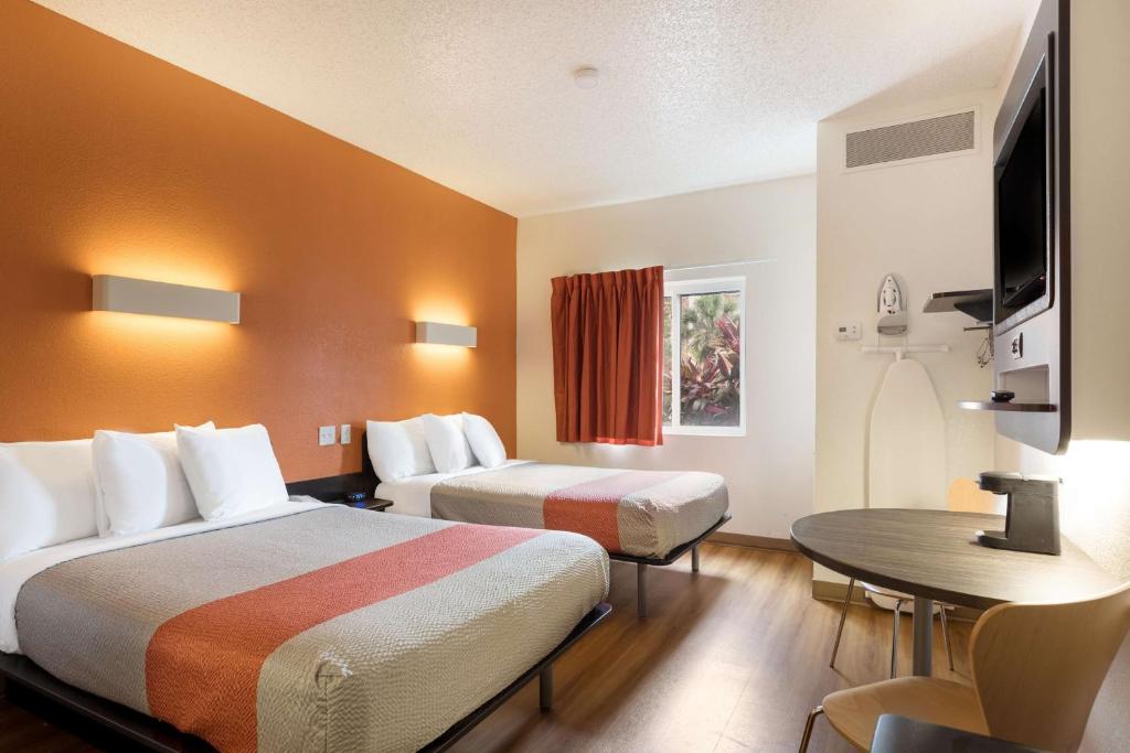 Четырехместный (Четырехместный номер – Доступ для гостей с ограниченными физическими возможностями) отеля Motel 6-Orlando, FL - International Dr, Орландо