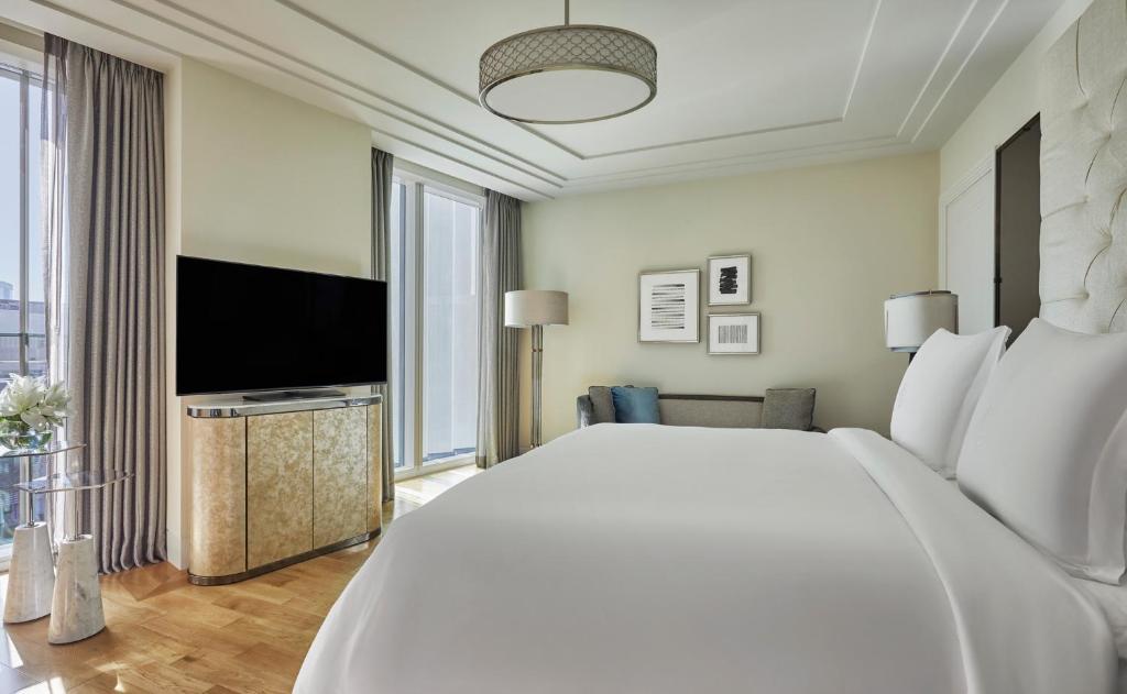Двухместный (Номер Делюкс с кроватью размера «king-size») отеля Four Seasons Hotel Abu Dhabi at Al Maryah Island, Абу-Даби
