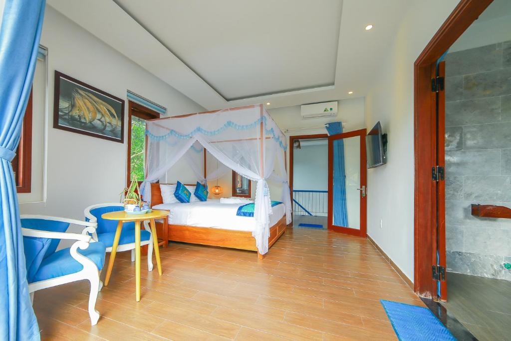 Двухместный (Номер с кроватью размера «king-size» и балконом) семейного отеля Hoi An Sea Village Homestay, Хойан