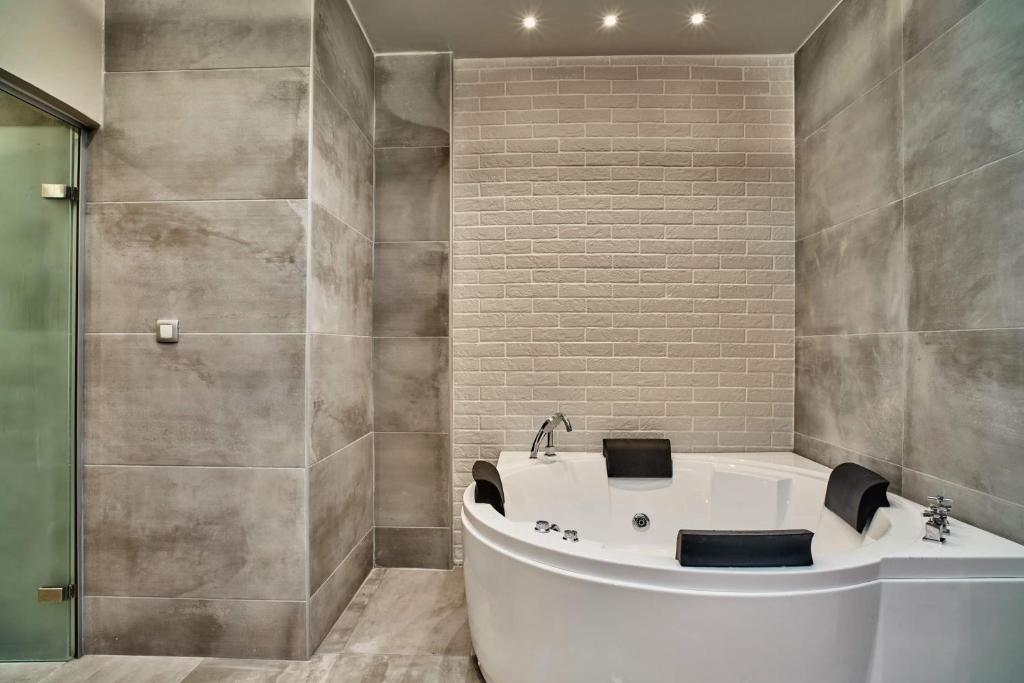 Трехместный (Улучшенный трехместный номер с гидромассажной ванной.) отеля Minoos Hotel, Ханья