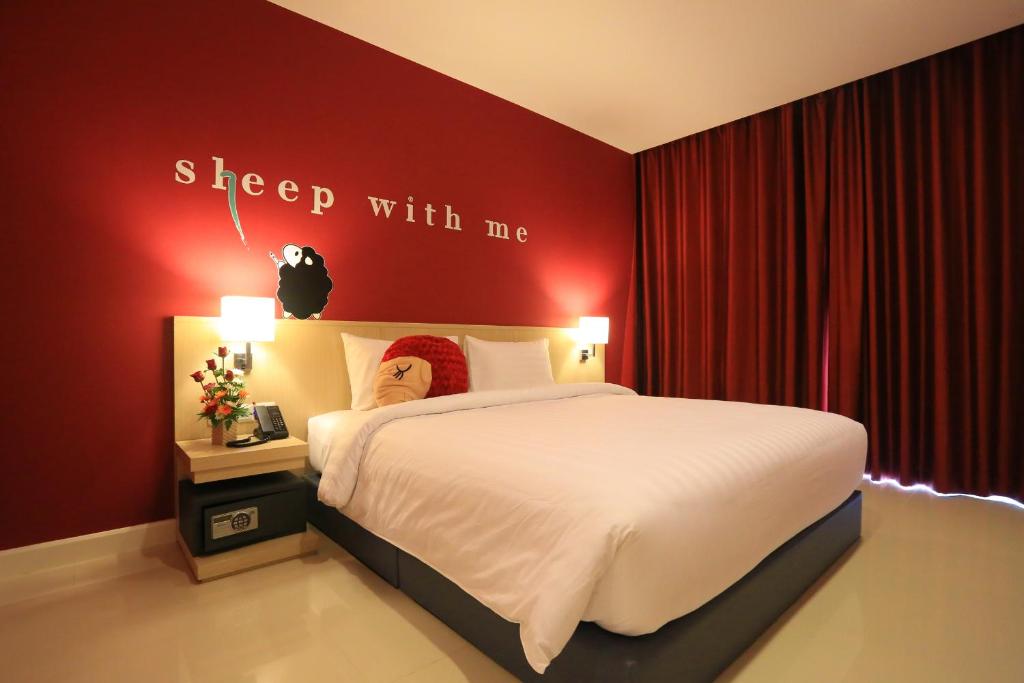 Двухместный (Улучшенный двухместный номер с 1 кроватью или 2 отдельными кроватями) отеля SLEEP WITH ME HOTEL design hotel @ patong, Пхукет