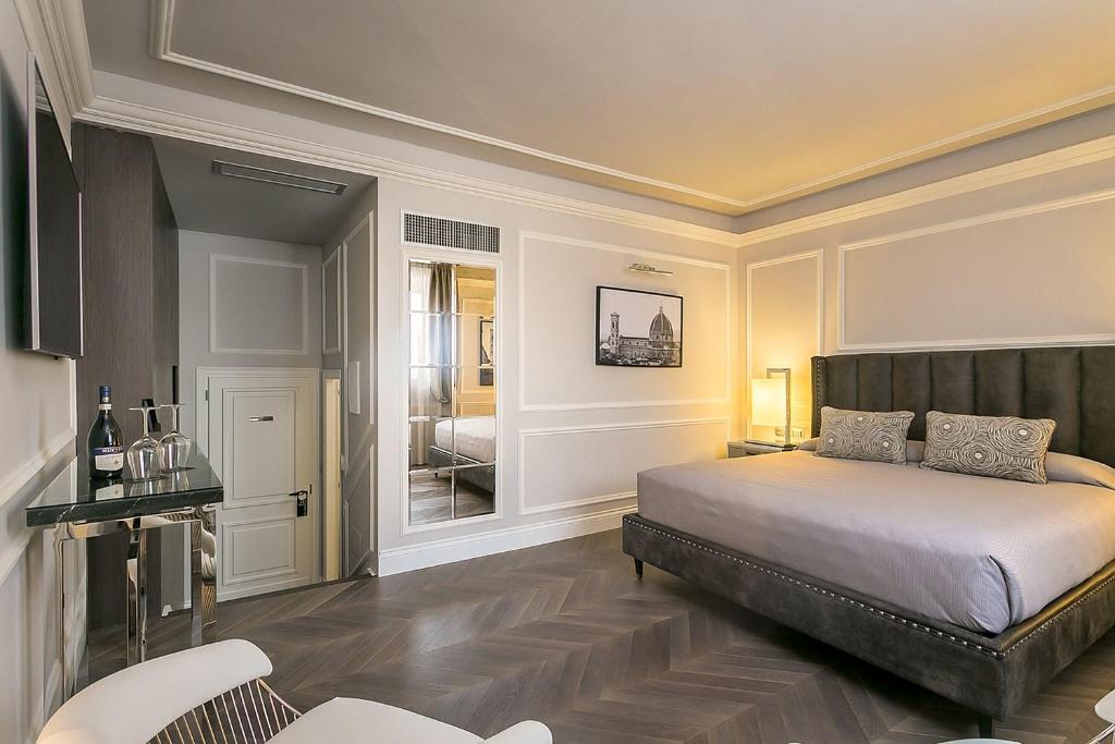Двухместный (Двухместный номер Делюкс с 1 кроватью и гидромассажной ванной) отеля Palazzo Alfieri Residenza D'Epoca, Флоренция