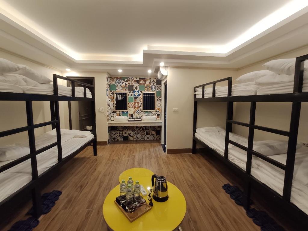 Номер (Общий номер для мужчин и женщин с 8 кроватями) отеля Bonjour Sa Pa Hotel, Сапа
