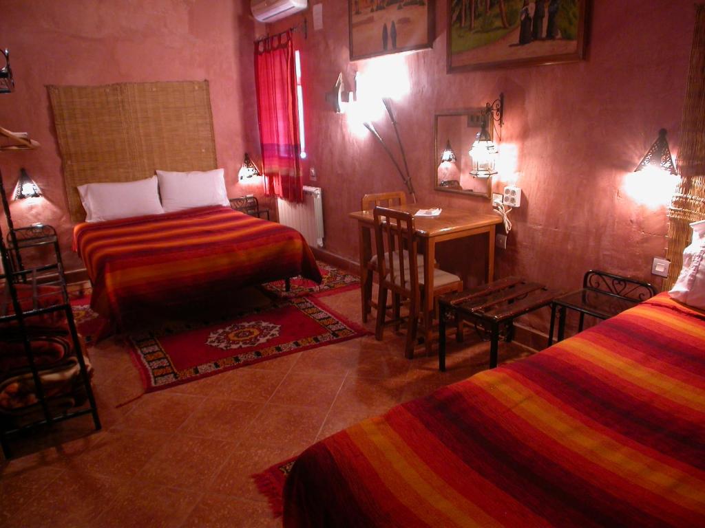 Двухместный (Двухместный номер с двуспальной кроватью и дополнительной кроватью) отеля Hotel Tomboctou, Тингир