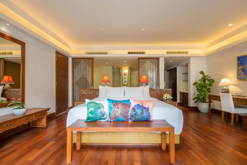 Двухместный (Номер Делюкс с видом на бассейн (с 2 отдельными кроватями или кроватью размера «king-size»)) курортного отеля Huayu Resort & Spa Yalong Bay Sanya, Санья