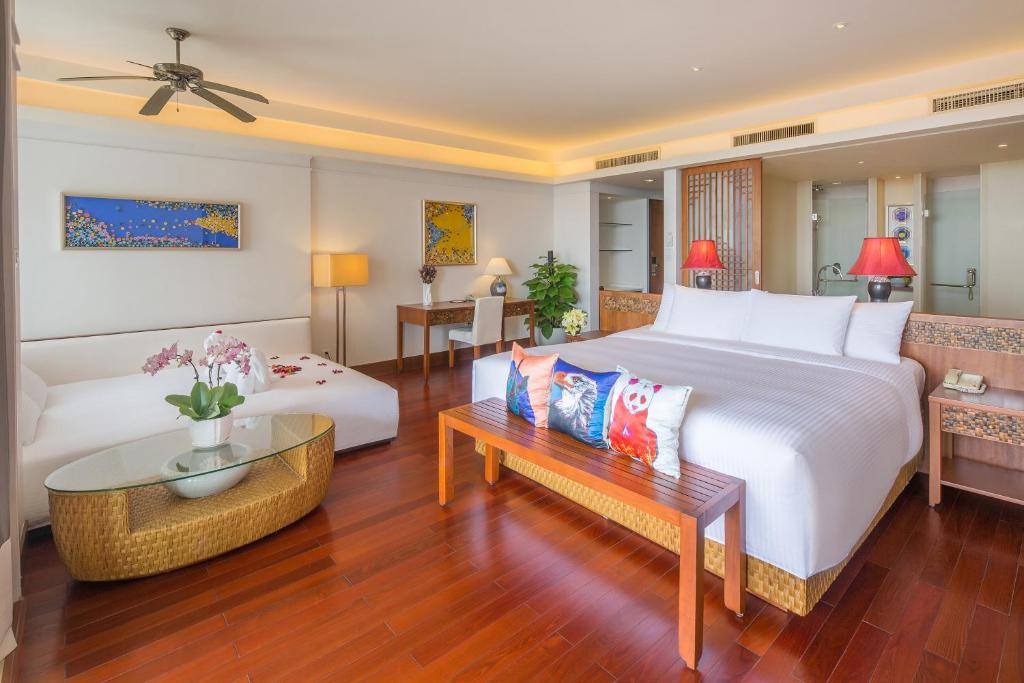 Двухместный (Номер «Гранд» Family с кроватью размера «king-size» (для 3 взрослых)) курортного отеля Huayu Resort & Spa Yalong Bay Sanya, Санья