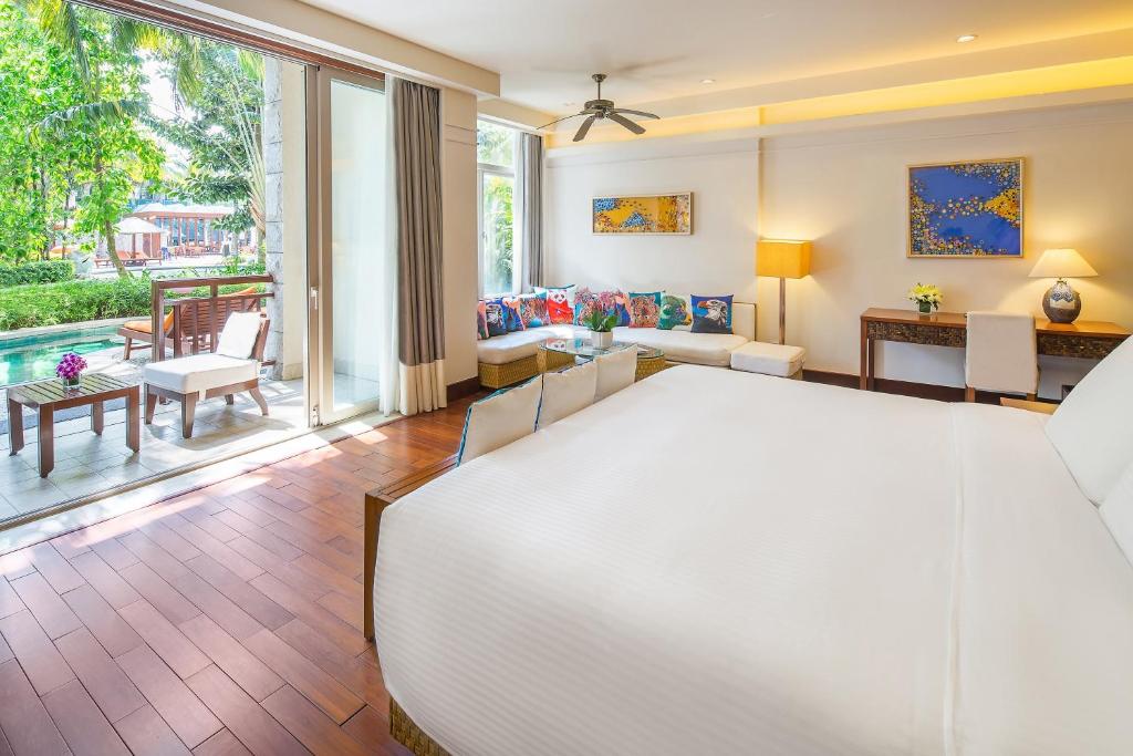 Двухместный (Номер Делюкс с видом на лагуну (с 2 отдельными кроватями или кроватью размера «king-size»)) курортного отеля Huayu Resort & Spa Yalong Bay Sanya, Санья