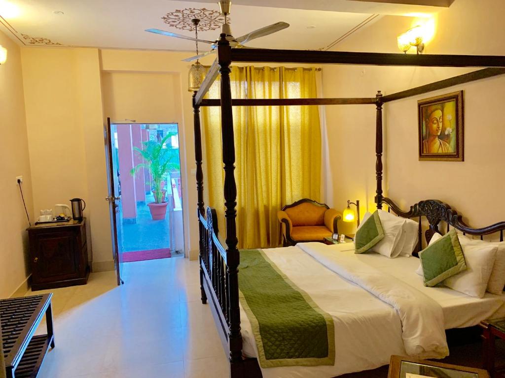 Двухместный (Junior Suite : Free Parking + Wifi + Early Check in upto 8 am), Suryaa Villa - A City Centre Hotel