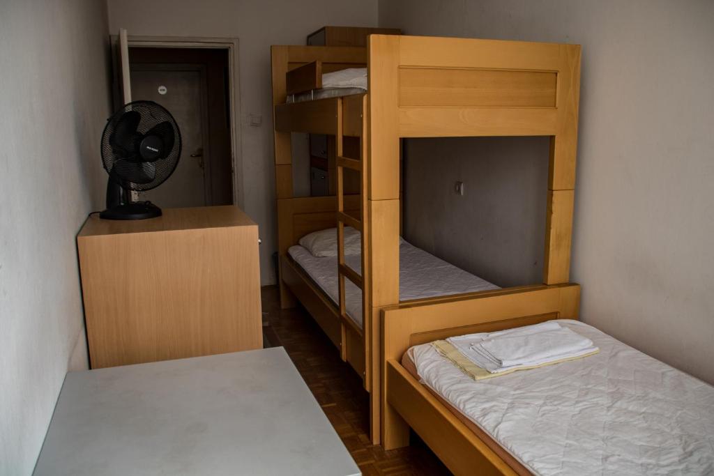 Номер (Кровать в общем трехместном номере для женщин) хостела Youth Hostel Zagreb, Загреб