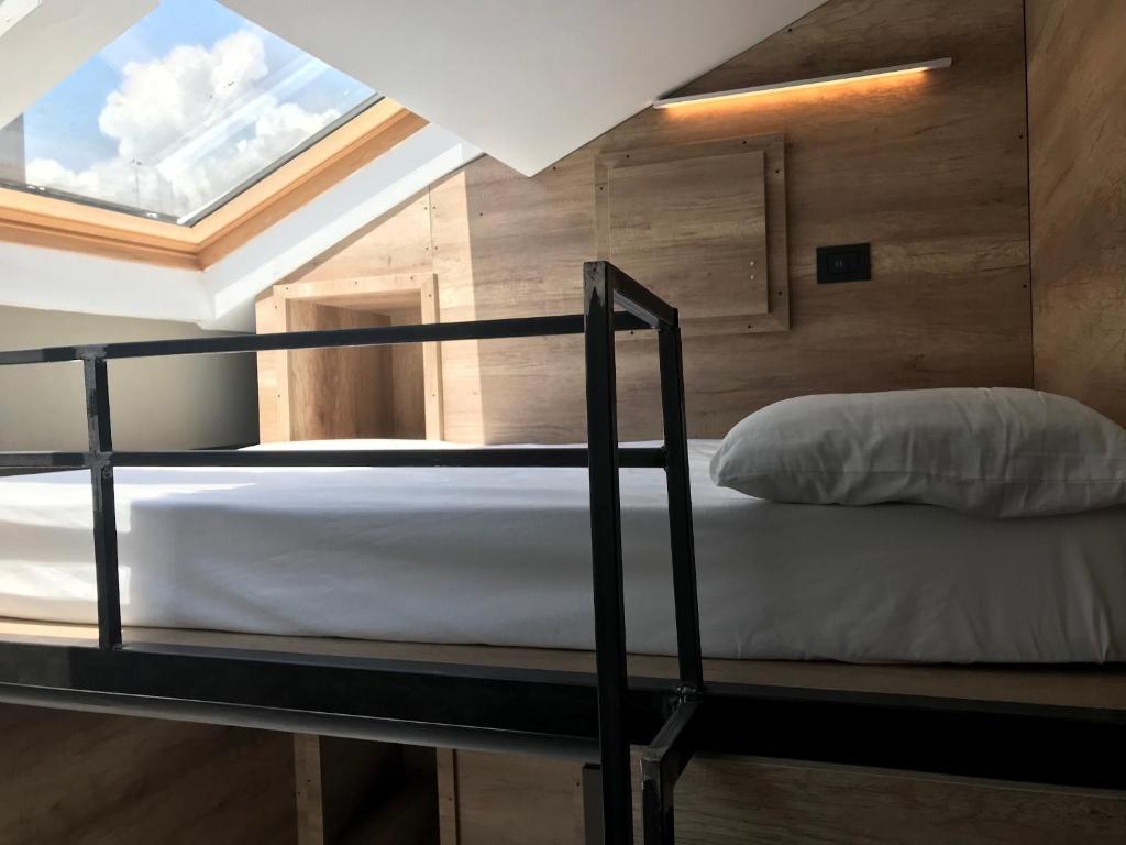 Номер (Односпальная кровать в общем номере для мужчин и женщин) хостела Eco Hostel, Катания