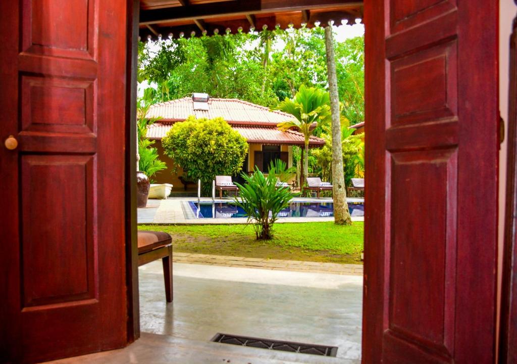 Вилла (Вилла с видом на сад и бассейн) гостевого дома Araliya Gardens, Хиккадува
