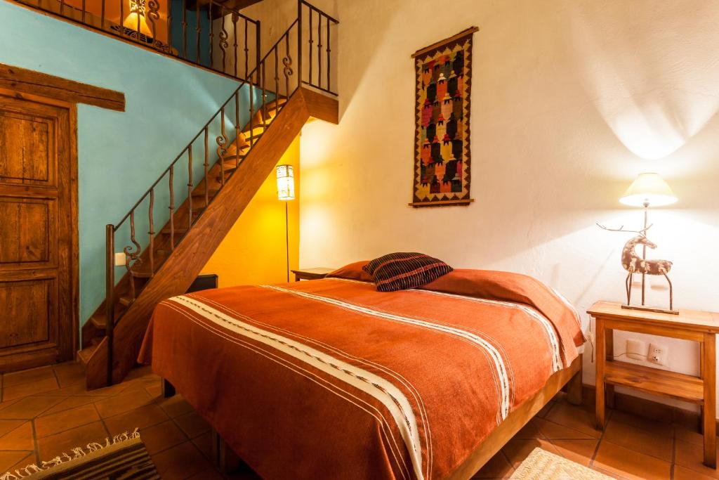 Двухместный (Улучшенный номер с кроватью размера «queen-size») отеля Posada Yolihuani, Пацкуаро