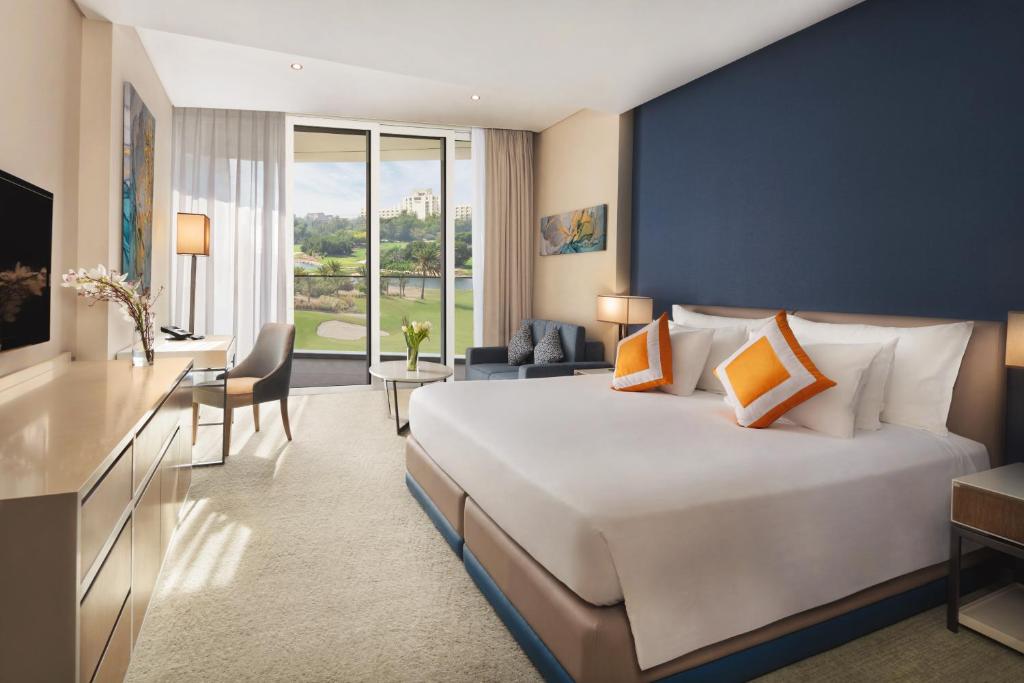 Трехместный (Номер с кроватью размера «king-size» и видом на поле для гольфа) отеля JA Lake View Hotel, Дубай