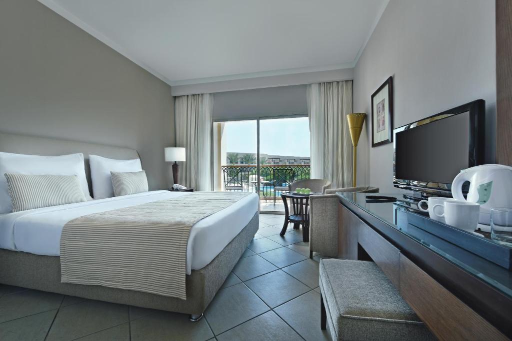 Трехместный (Улучшенный номер с кроватью размера «queen-size» – Jaz Mirabel Club) курортного отеля Jaz Mirabel Resort, Шарм-эль-Шейх