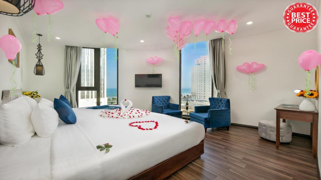 Двухместный (Двухместный люкс с ванной и 1 кроватью или 2 отдельными кроватями, частичный вид на море) отеля Sea Corner Boutique Hotel & Apartment, Дананг