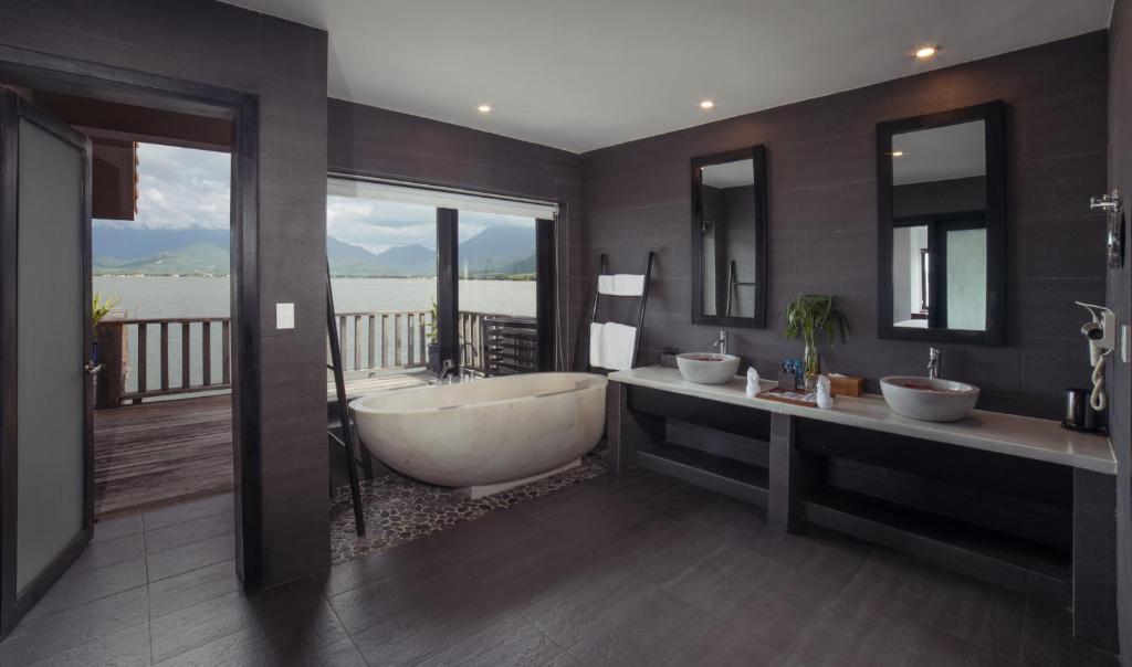 Номер (Бунгало с 1 спальней над водой - Бесплатный трансфер в 1 сторону от/до аэропорта) курортного отеля Vedana Lagoon Resort & Spa, Хюэ