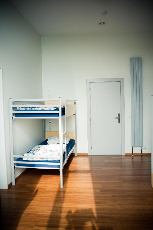 Двухместный (Двухместный номер с 2 отдельными кроватями) хостела Auberge de Jeunesse de Namur, Намюр