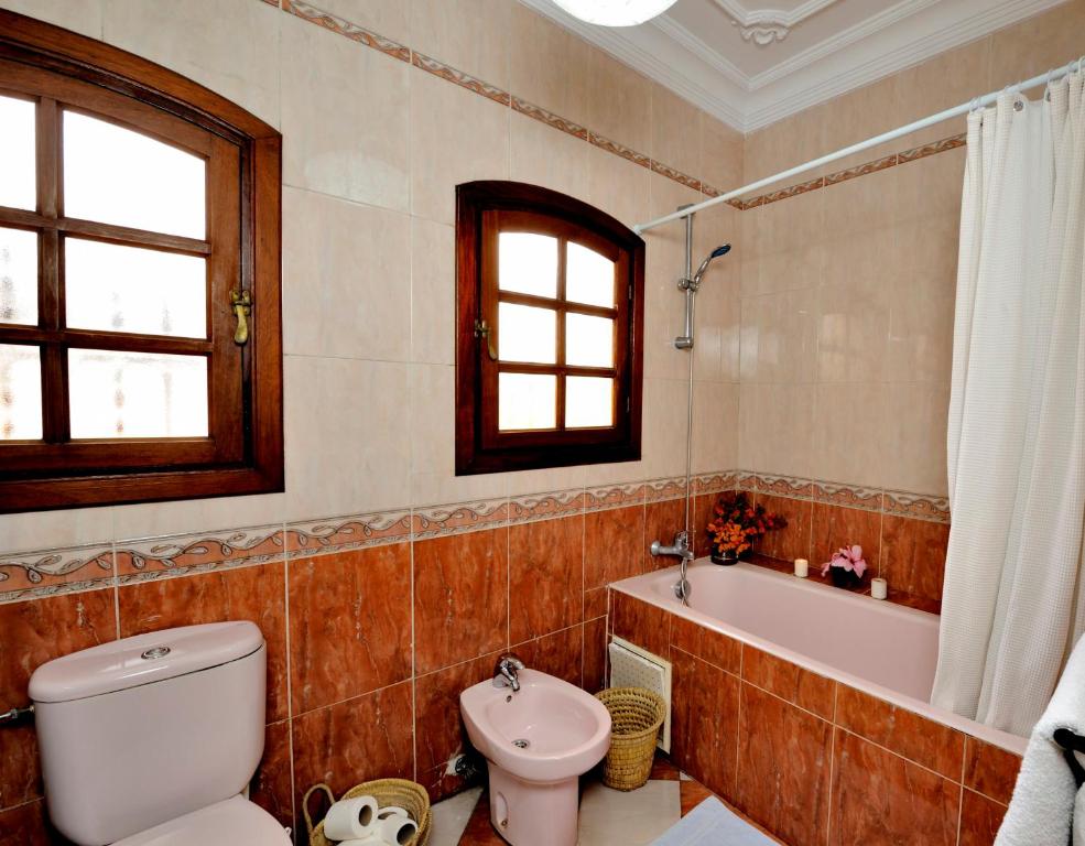 Двухместный (Двухместный номер Делюкс с 1 кроватью или 2 отдельными кроватями и общей ванной комнатой) гостевого дома LHOSTEL à Casablanca, Касабланка