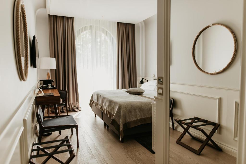 Двухместный (Двухместный номер с 1 кроватью или 2 отдельными кроватями, вид на город) отеля Hotel Majestic, Будва