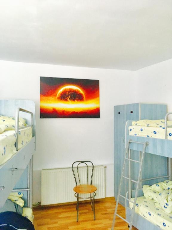 Номер (Кровать в общем номере для мужчин и женщин с 10 кроватями) хостела Rolling Stone Hostel, Брашов