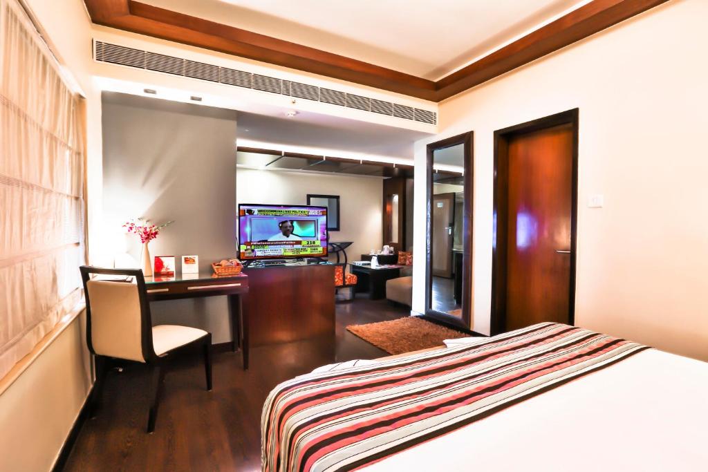 Двухместный (Представительский двухместный номер с 1 кроватью или 2 отдельными кроватями, скидка 15% на еду и напитки) отеля Sun-n-Sand Mumbai, Мумбай