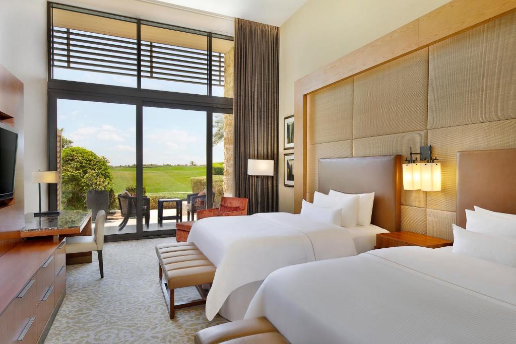 Двухместный (Номер с 2 двуспальными кроватями, балконом и видом на сад) курортного отеля The Westin Abu Dhabi Golf Resort and Spa, Абу-Даби