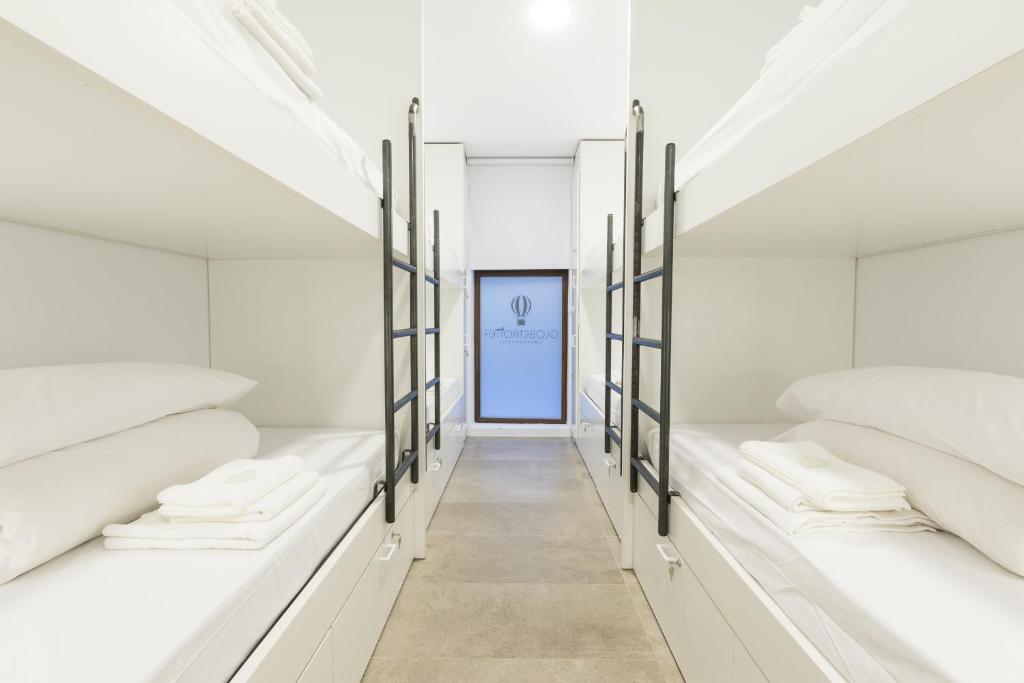 Номер (Кровать в общем 8-местном номере для мужчин и женщин) хостела Globetrotter Hostel, Леон