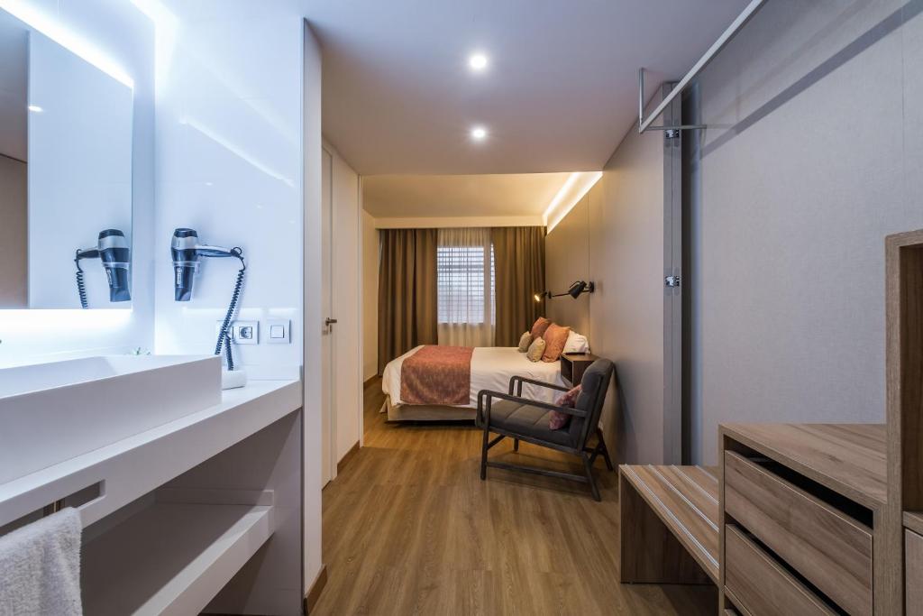 Апартаменты (Улучшенные апартаменты с 1 спальней (4 человека)) апарт-отеля Apartamentos Eurobuilding 2, Мадрид