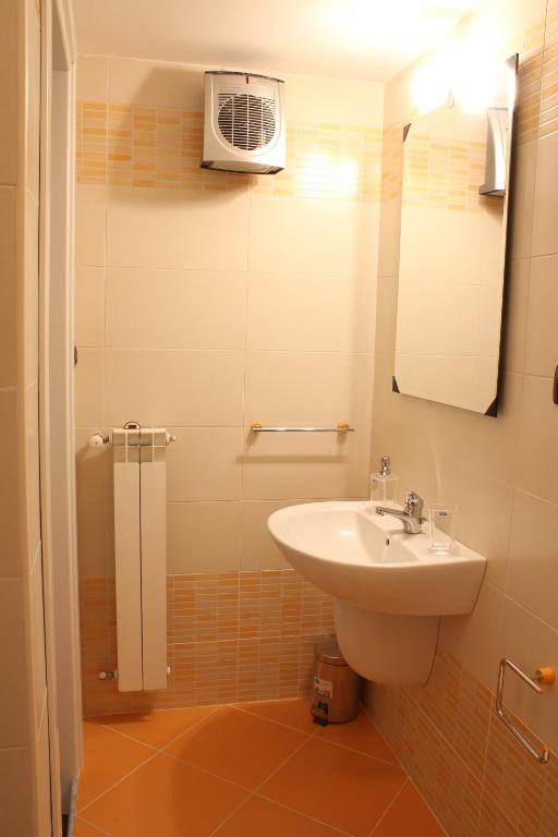 Двухместный (Двухместный номер с 2 отдельными кроватями и собственной ванной комнатой за пределами номера) отеля Bed & Breakfast San Francesco, Салерно