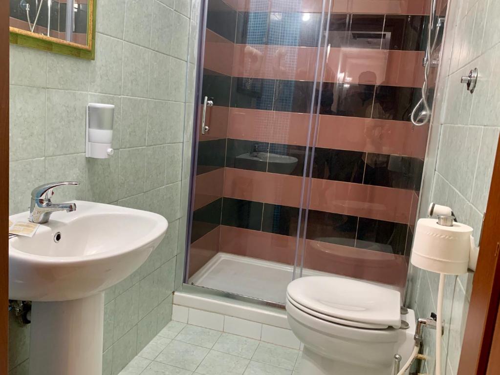 Трехместный (Трехместный номер с собственной ванной комнатой) хостела Rumariya Rooms Hostel, Рим