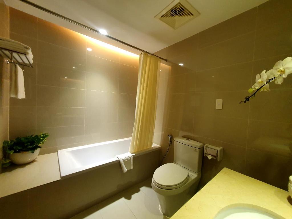 Двухместный (Улучшенный двухместный номер с 1 кроватью или 2 отдельными кроватями) отеля Saigon Hotel, Хошимин