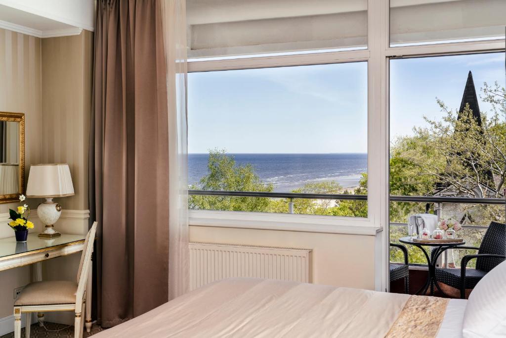 Сьюит (Люкс с террасой, предоставляется доступ в оздоровительный и спа-центр с морской водой) отеля Baltic Beach Hotel & SPA, Юрмала