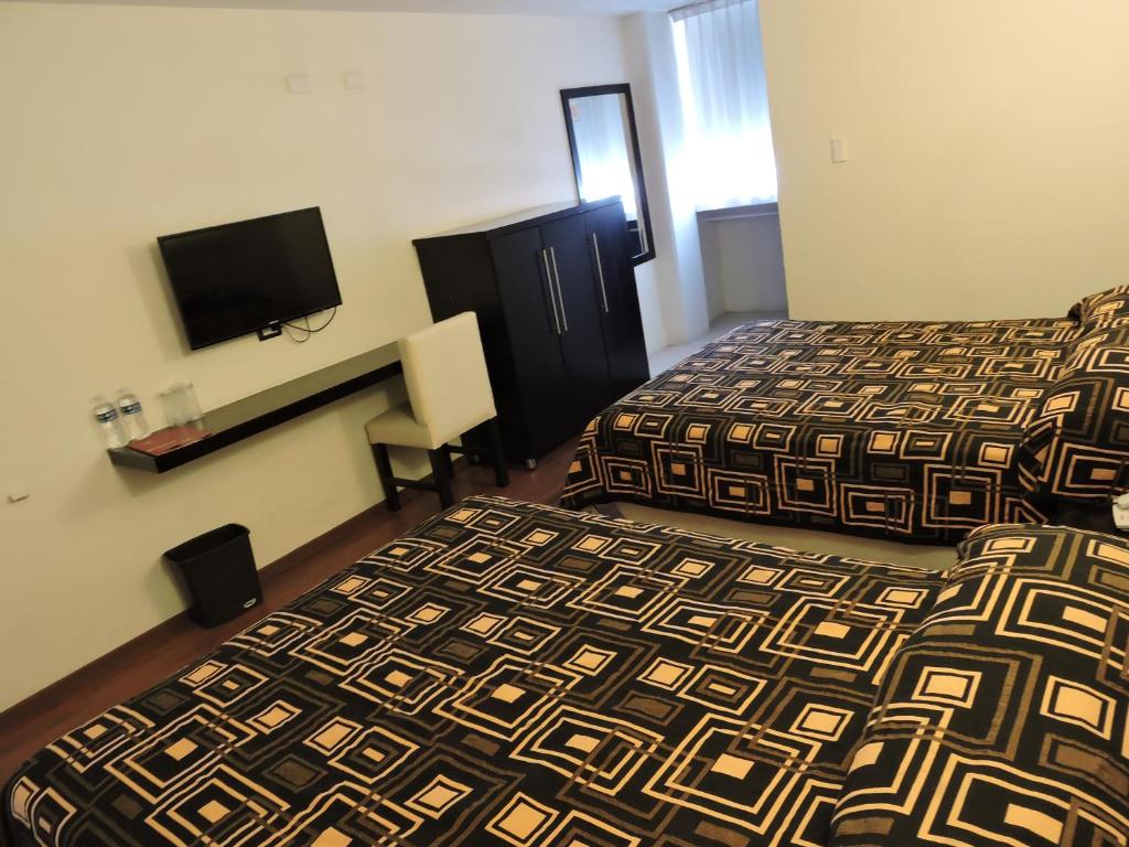 Двухместный (Улучшенный двухместный номер с 2 двуспальными кроватями) отеля Hotel Granada, Пуэбла