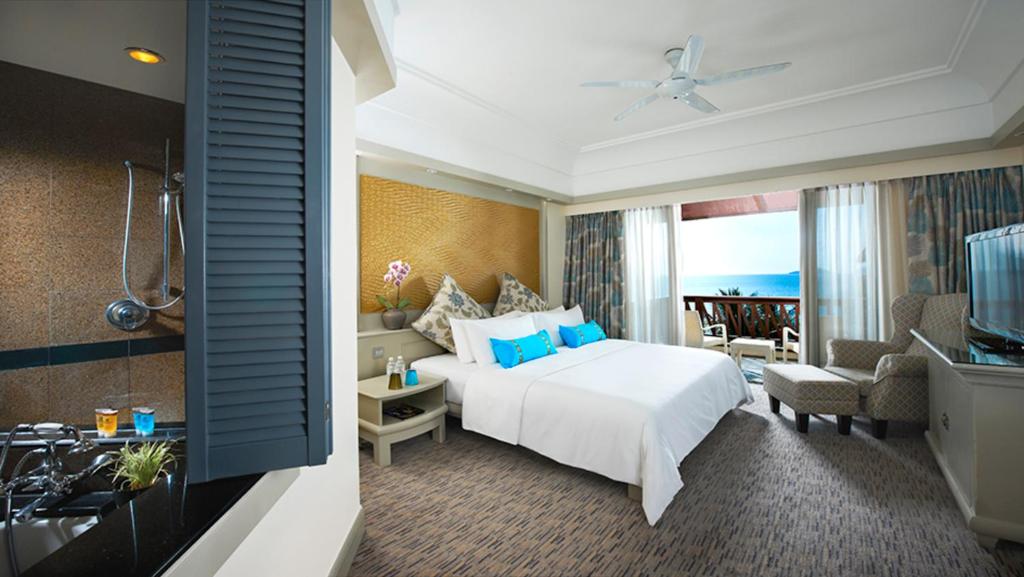 Двухместный (Двухместный номер Делюкс с 1 кроватью или 2 отдельными кроватями и видом на море) курортного отеля The Magellan Sutera, Кота-Кинабалу