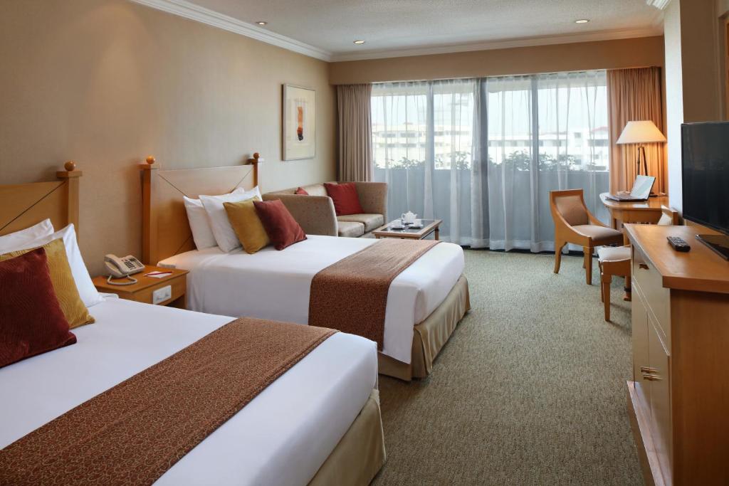 Двухместный (Клубный двухместный номер с 2 отдельными кроватями) отеля The Heritage Hotel Manila, Манила